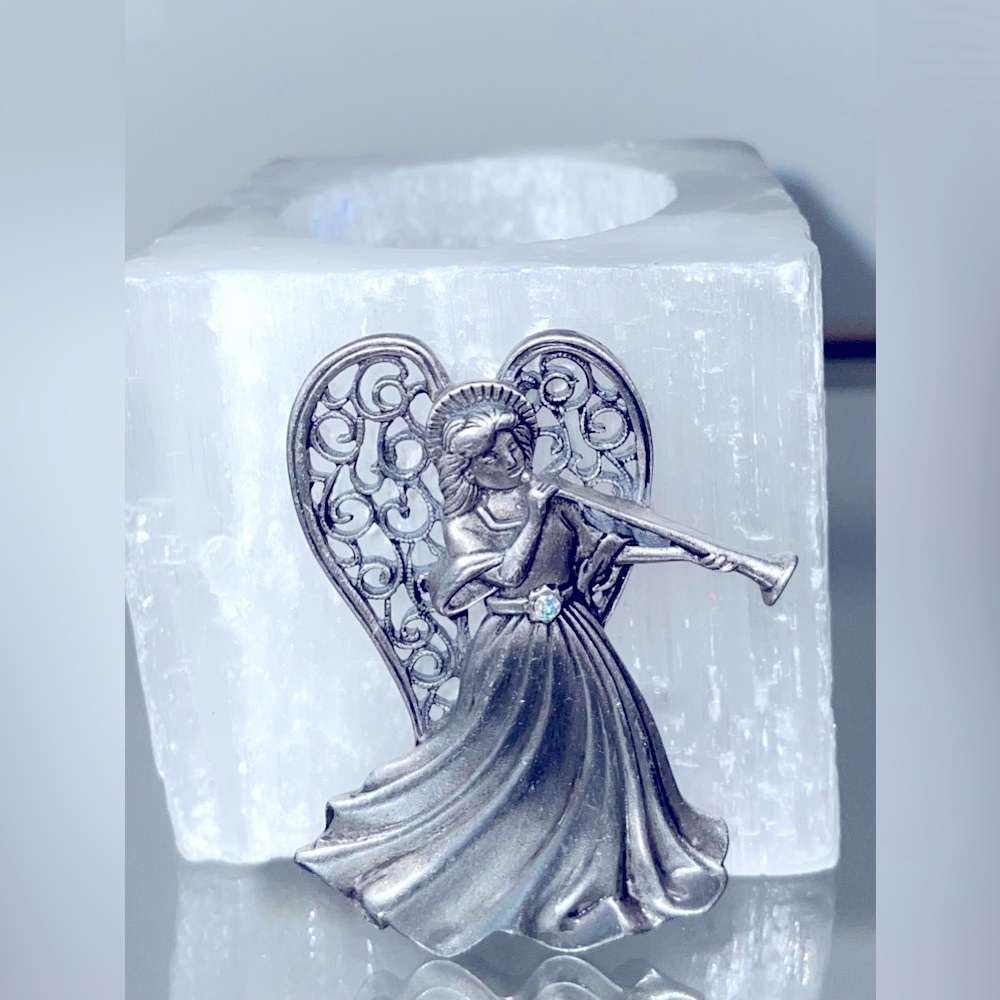 Beautiful and unusual Vintage Signed JJ
Silver pewter Angel blowing 😇!!!